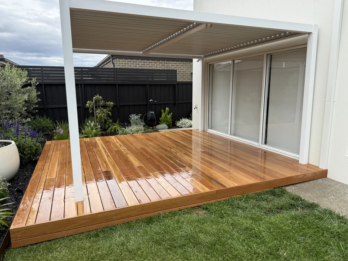 Merbau deck with louvre pergola built by Finepoint Landscapes